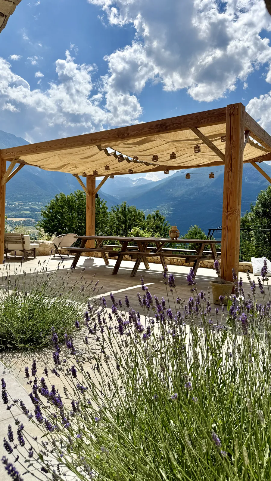 La terrasse ombragée face aux montagnes