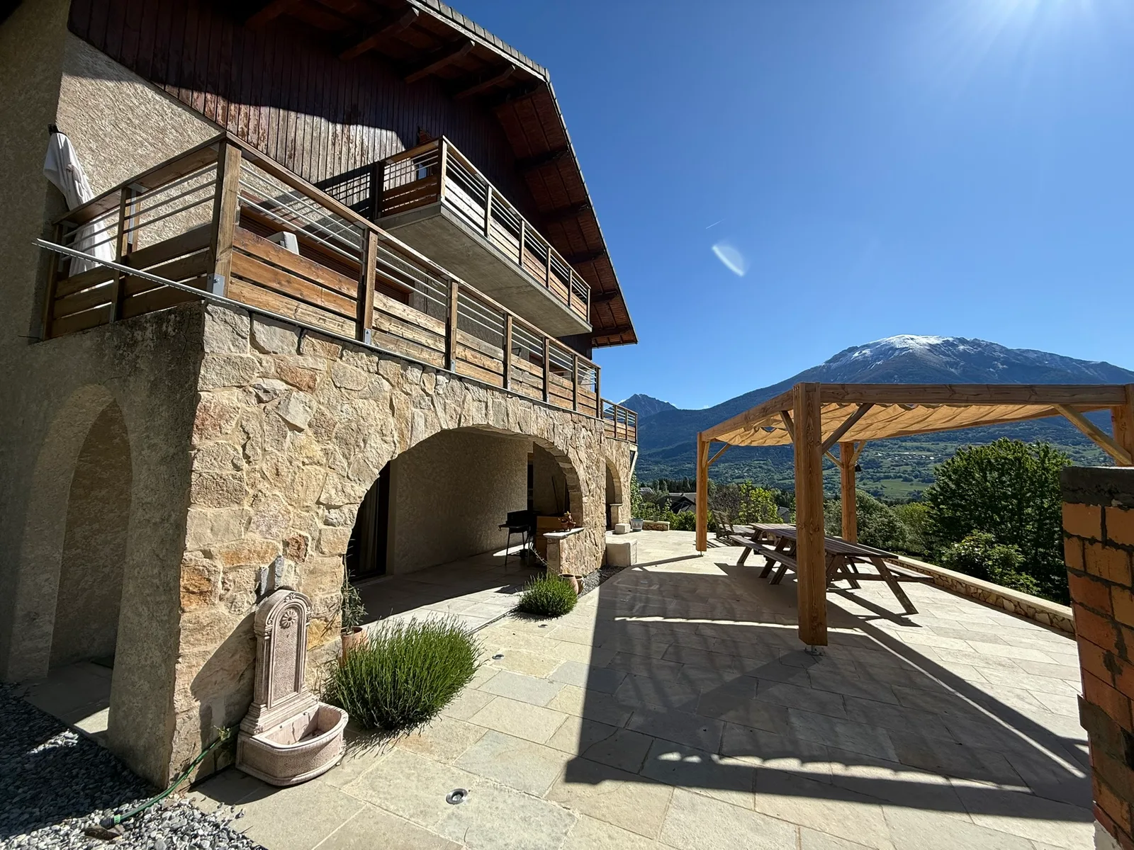Grande terrasse et cuisine d'été