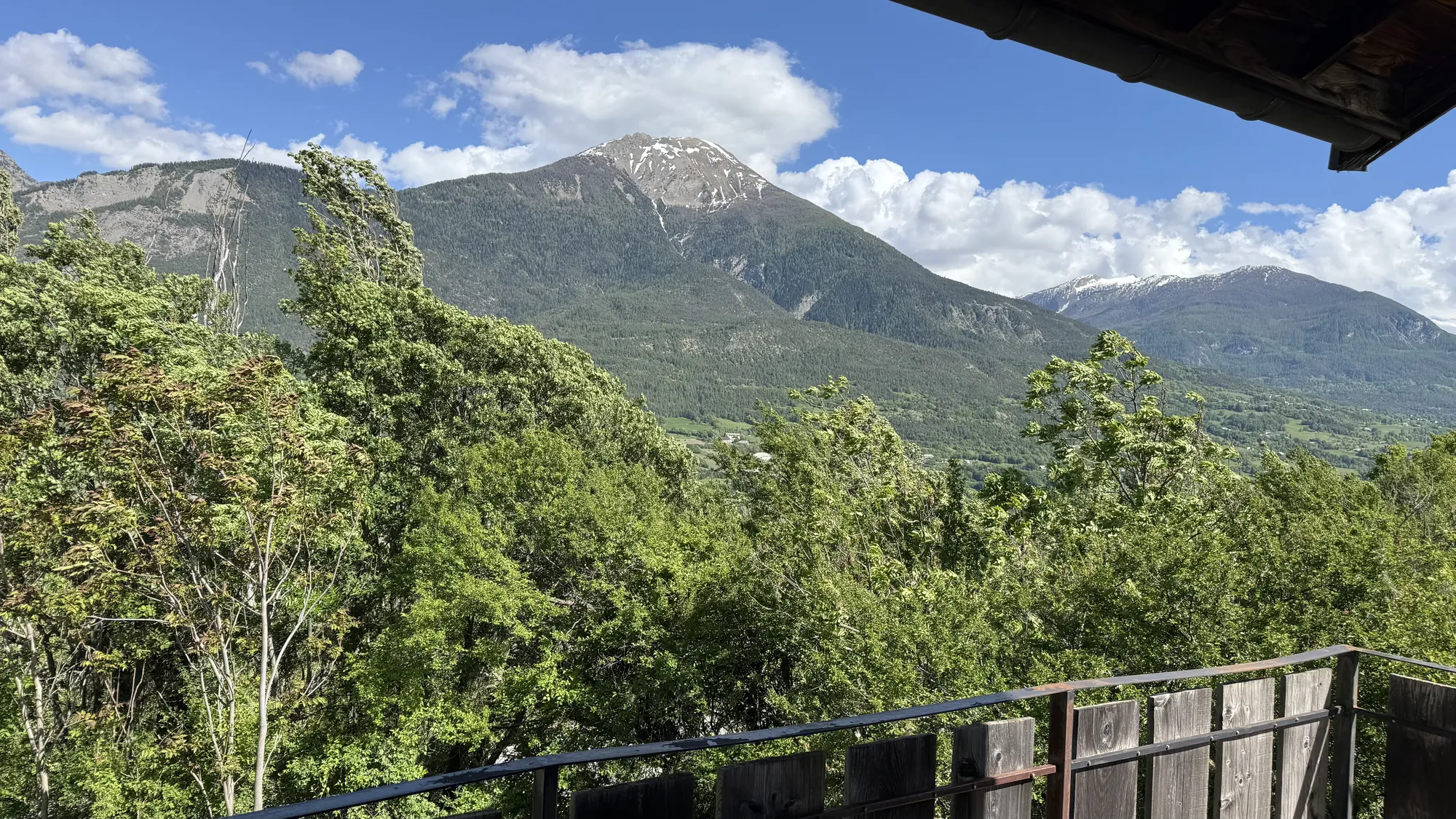 La vue sur les montagnes depuis l'atelier